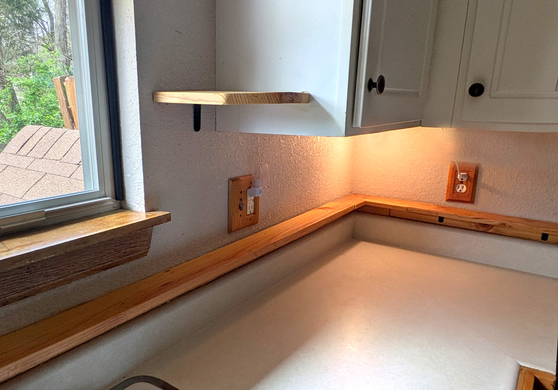 Backsplash ledge